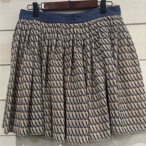 Club Monaco Navy and Beige Mini  Skirt in size 8. Great condition